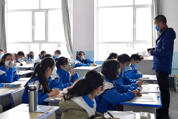 深圳一學(xué)校開學(xué)“書山”學(xué)生自己搬深圳一學(xué)校開學(xué)新舉措，書山學(xué)生自己搬，培養(yǎng)自主意識(shí)與責(zé)任感