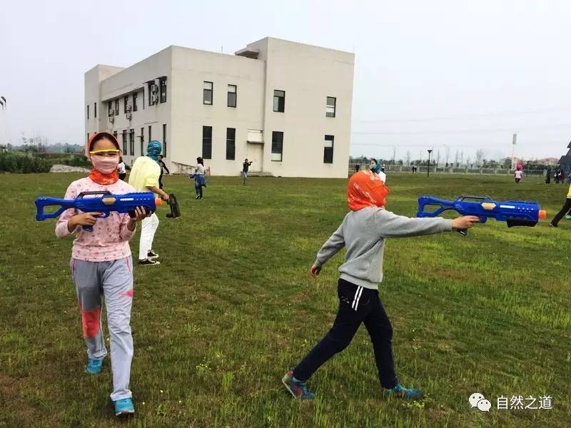 戴頭盔拿槍輪流互射戴頭盔拿槍輪流互射，現(xiàn)代沖突中的新現(xiàn)象