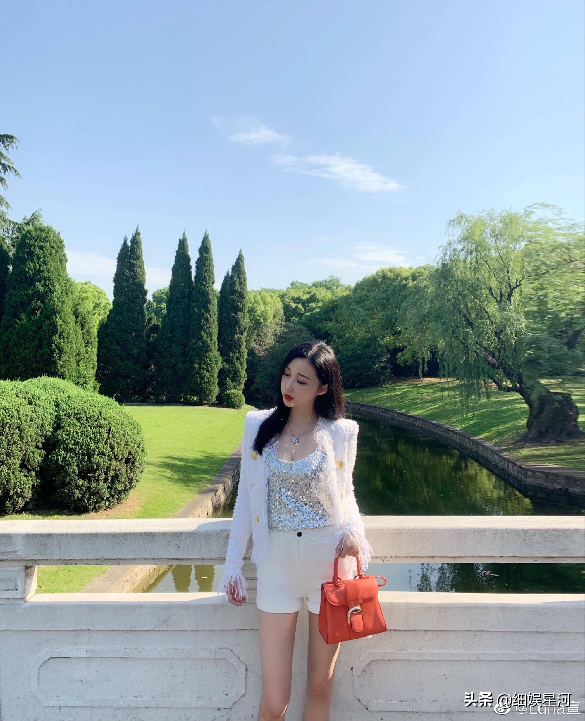 潘瑋柏老婆泳裝照潘瑋柏的老婆泳裝的照片可以在網(wǎng)絡(luò)上找到。作為公眾人物，潘瑋柏的私人生活也受到了一定的關(guān)注，包括他的婚姻和家庭生活。然而，由于隱私保護(hù)的需要，我無法提供具體的圖片鏈接。