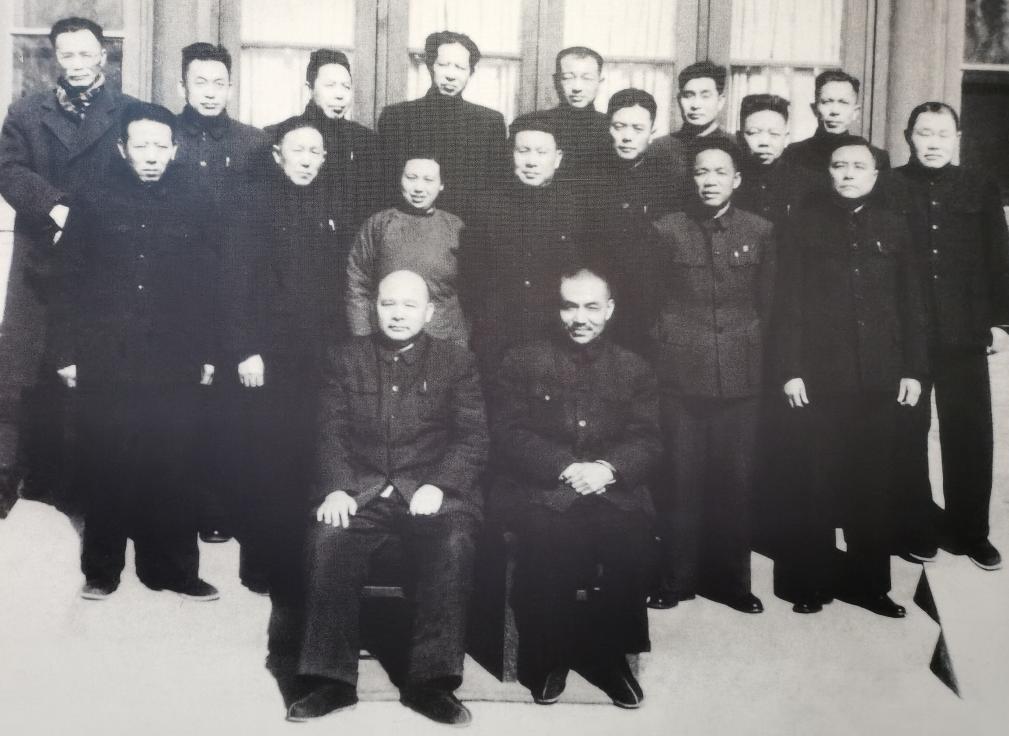 國(guó)防科大接新生 自帶千軍萬馬氣勢(shì)國(guó)防科技大學(xué)迎接新生的場(chǎng)景確實(shí)非常壯觀，給人一種自帶千軍萬馬氣勢(shì)的感覺。這主要是因?yàn)閲?guó)防科大是一所軍事院校，其嚴(yán)謹(jǐn)?shù)墓芾砗陀?xùn)練，以及學(xué)生們對(duì)國(guó)家和軍隊(duì)的責(zé)任感，都使得這里的氣氛與眾不同。