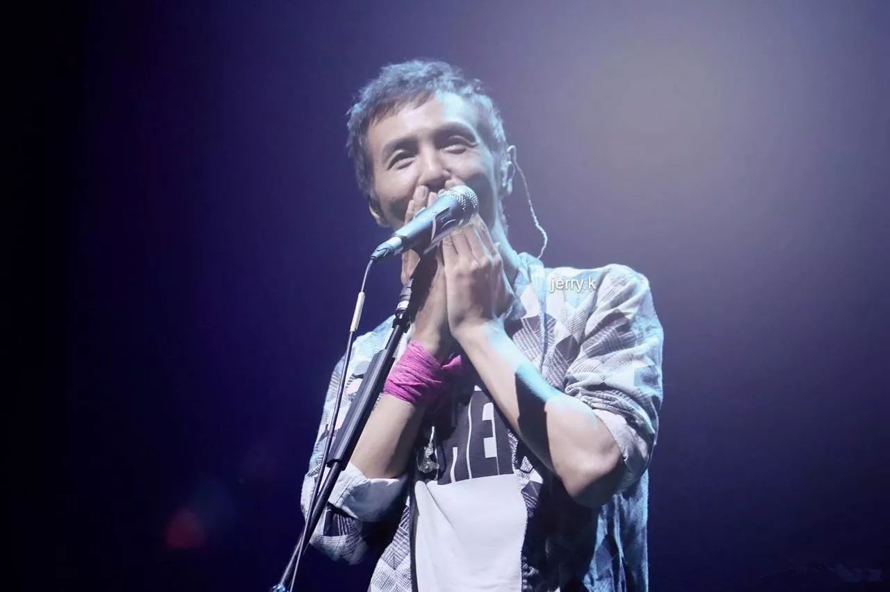 樸樹演唱會狀態(tài)不佳鞠躬道歉樸樹在演唱會上的狀態(tài)不佳并向觀眾鞠躬道歉，這一事件引起了廣泛的關(guān)注和討論。作為一名知名的音樂人，樸樹一直以來都備受粉絲們的喜愛和支持。然而，這次演唱會上出現(xiàn)狀態(tài)不佳的情況，對于樸樹和觀眾來說都是一個遺憾。