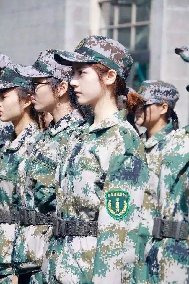 網(wǎng)民選的軍訓(xùn)服來了軍訓(xùn)服是軍訓(xùn)時穿著的服裝，通常由學(xué)?；蜍娪?xùn)機(jī)構(gòu)統(tǒng)一發(fā)放，以確保參與軍訓(xùn)的學(xué)生穿著統(tǒng)一的服裝。關(guān)于網(wǎng)民選的軍訓(xùn)服來了這一說法，可能是指某些機(jī)構(gòu)采納了網(wǎng)民的建議或設(shè)計，推出了新的軍訓(xùn)服。