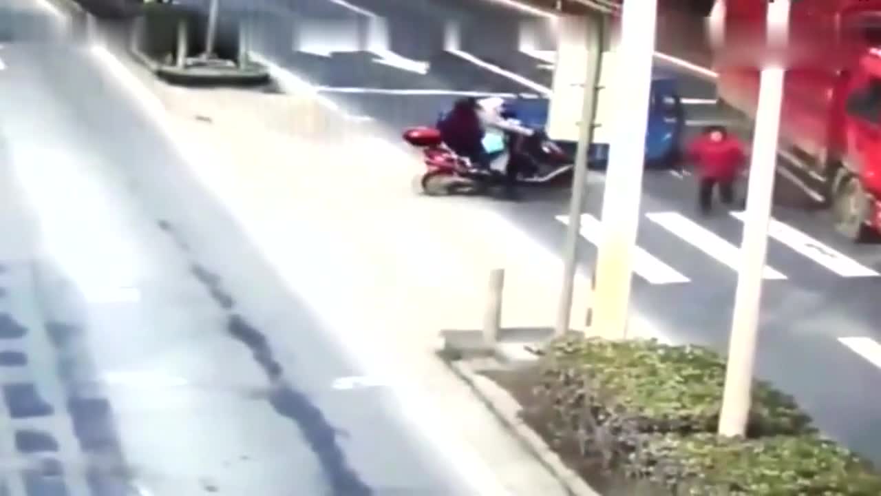 奶奶帶孩子過(guò)馬路被車(chē)撞奶奶帶孩子過(guò)馬路遭遇車(chē)禍，我們?cè)撊绾螒?yīng)對(duì)？
