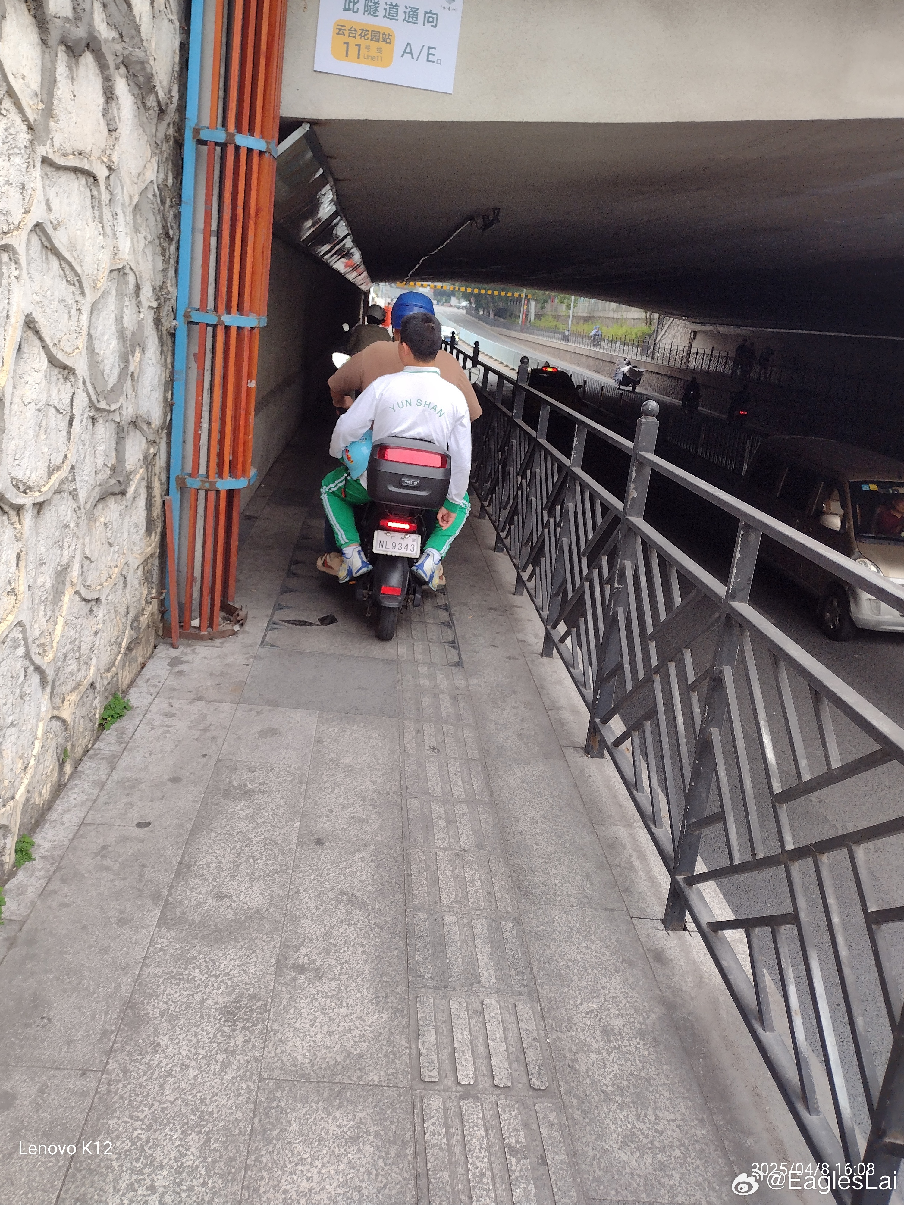 女子隧道內(nèi)龜速騎電動車致?lián)矶屡铀淼纼?nèi)龜速騎電動車引發(fā)擁堵事件深度解析