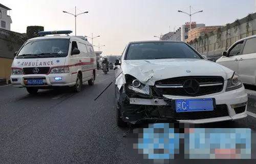 女子隧道停車被撞身亡這是一起非常嚴(yán)重的交通事故，造成女子不幸身亡。具體情況需要根據(jù)事故現(xiàn)場的調(diào)查結(jié)果和相關(guān)部門的公告來確定。