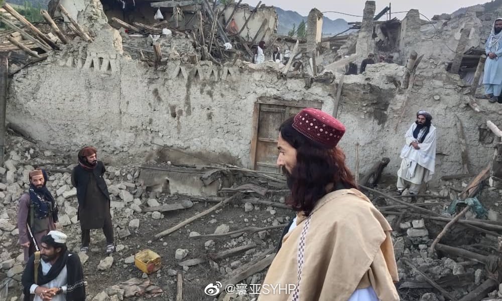 阿富汗東北部地震已致812人死亡阿富汗東北部發(fā)生強(qiáng)烈地震，已致812人死亡——災(zāi)難背后的挑戰(zhàn)與應(yīng)對(duì)