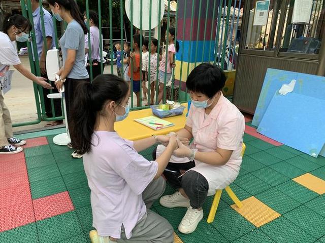 幼兒園開學上演“兩極反轉”幼兒園開學上演兩極反轉，孩子們的成長故事與啟示