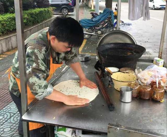 80后大哥在船上做大廚月入2萬怎么樣船上大廚生涯，一位80后大哥月入兩萬的經(jīng)歷分享