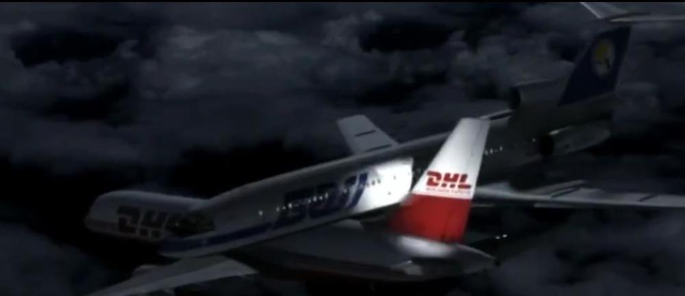 兩架飛機(jī)相撞事件兩架飛機(jī)相撞的事件非常罕見且嚴(yán)重，會(huì)造成重大的人員傷亡和財(cái)產(chǎn)損失。以下是其中一些著名的兩架飛機(jī)相撞的事件