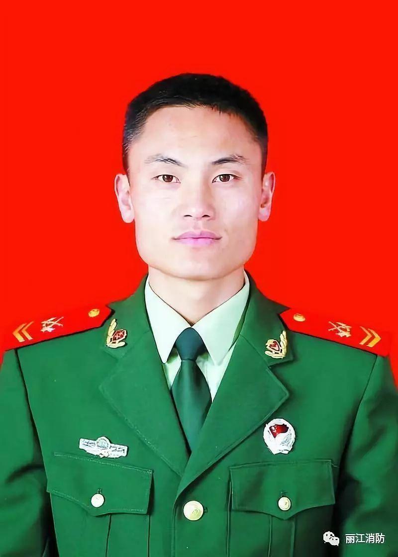 一等功爺爺送孫子去國防科大報(bào)到一等功爺爺送孫子去國防科大報(bào)到的榮耀時(shí)刻