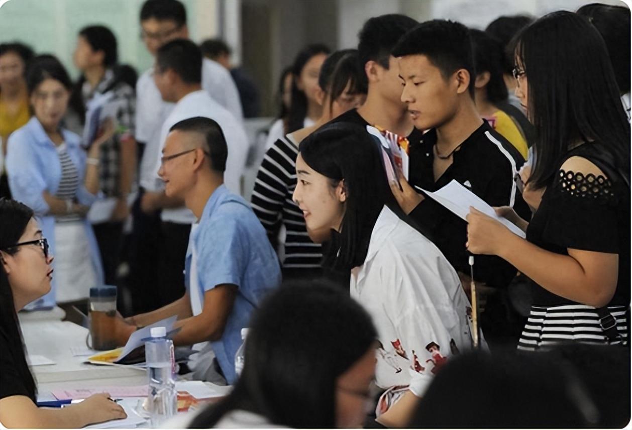 大學(xué)生體育上門(mén)家教需求暴漲近年來(lái)，大學(xué)生體育上門(mén)家教需求暴漲的現(xiàn)象引起了廣泛關(guān)注。這一現(xiàn)象的背后有多種原因，包括家庭對(duì)體育教育的重視、學(xué)生個(gè)性化需求的增長(zhǎng)以及大學(xué)生自身能力的不斷提升等。