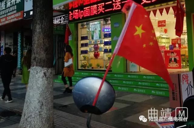北京大街小巷升掛五星紅旗北京大街小巷升掛五星紅旗，展現(xiàn)愛國熱情與民族自豪