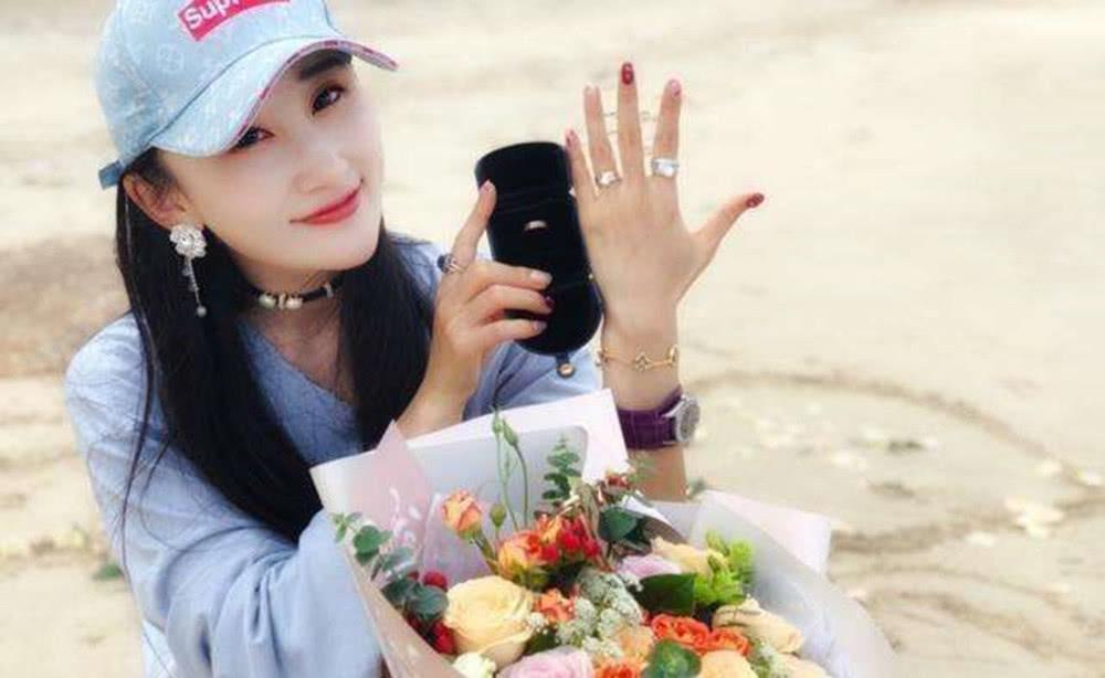軍人退役當(dāng)天向相戀8年女友成功求婚這是一個(gè)非常美好的時(shí)刻，恭喜這位軍人成功退役并向相戀八年的女友成功求婚！退役對于軍人來說是一個(gè)重要的人生階段，他們經(jīng)歷了許多艱辛和挑戰(zhàn)，為國家和社會做出了巨大的貢獻(xiàn)。此刻，他們終于迎來了屬于自己的幸福時(shí)刻。