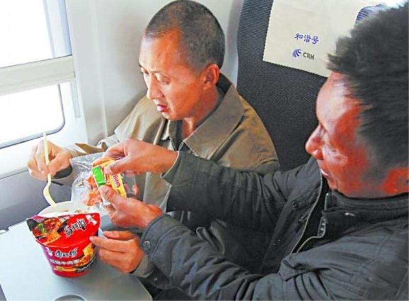 火車上的餐車能吃泡面嗎火車上的餐車能否吃泡面？全面解析火車餐飲政策與泡面食用指南