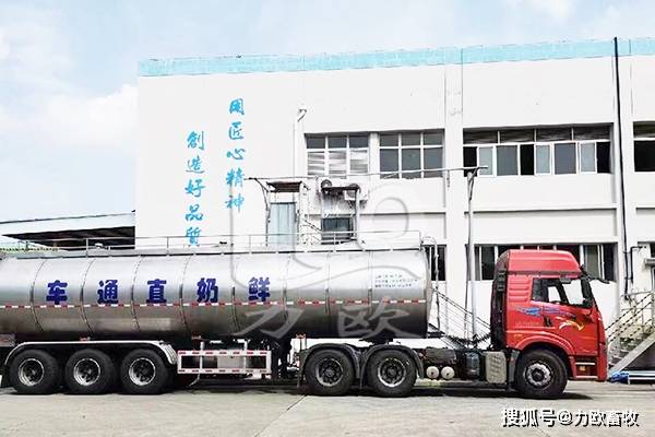 完達山運奶車被拍到罐體漏奶車體臟關于完達山運奶車被拍到罐體漏奶車體臟的問題，這表明運輸過程中可能存在管理和監(jiān)管方面的問題。乳制品是關乎人們健康和安全的重要產(chǎn)品，因此其運輸過程中的質量控制和監(jiān)管至關重要。