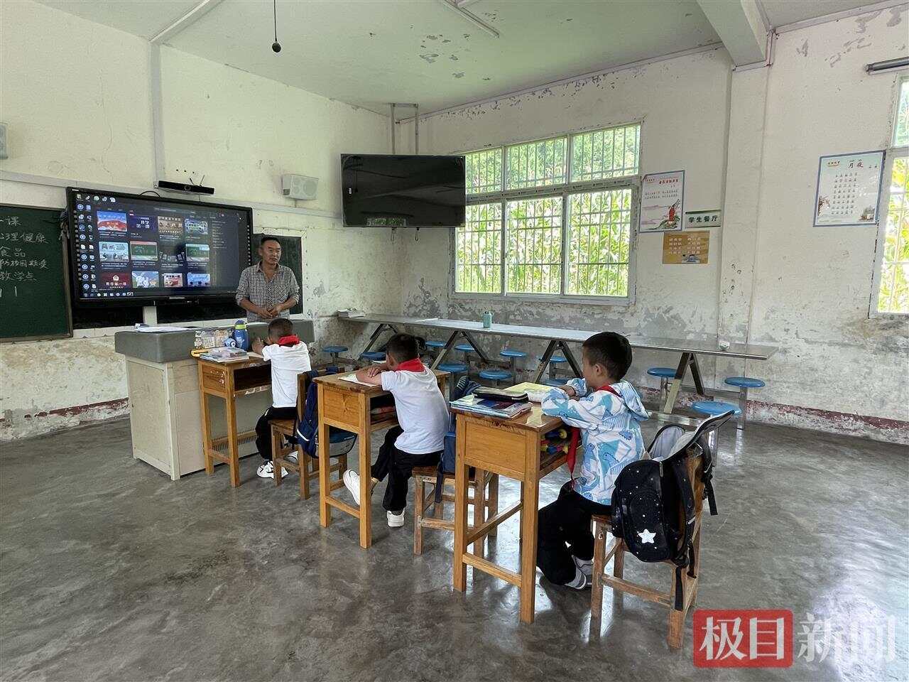 全校3個(gè)孩子1名老師升旗高唱國歌全校升旗儀式，三名孩子與一位老師的國歌高唱時(shí)刻