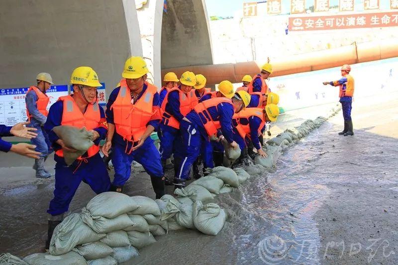 廈門交警辟謠翔安隧道海水倒灌近日，一則關(guān)于廈門翔安隧道的謠言在網(wǎng)絡(luò)上流傳，聲稱隧道內(nèi)出現(xiàn)海水倒灌的情況。針對(duì)這一謠言，廈門交警迅速進(jìn)行辟謠。