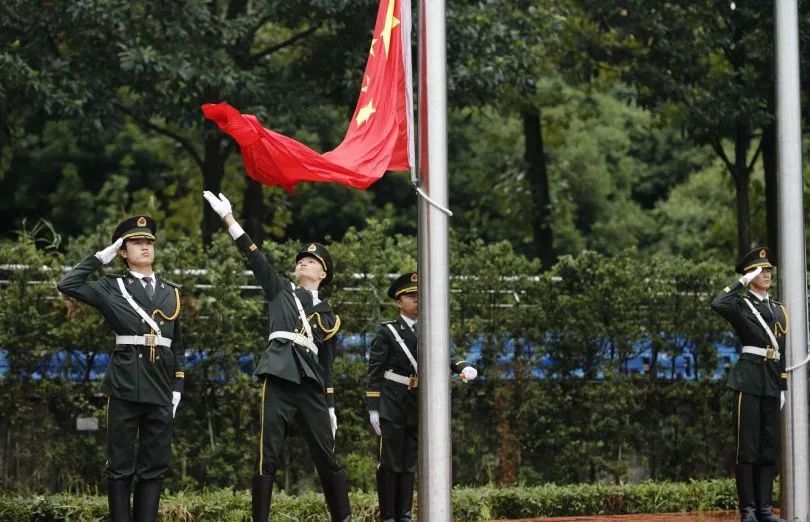 少年暴雨中收起國(guó)旗風(fēng)雨中的少年國(guó)旗衛(wèi)士，少年暴雨中收起國(guó)旗的英勇瞬間