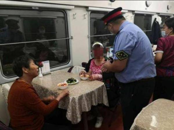 乘客在火車餐車吃自帶泡面被趕乘客在火車餐車吃自帶泡面被趕事件，探討與反思