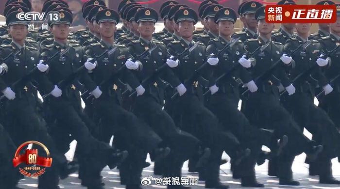 陸軍方隊劈槍走過天安門陸軍方隊劈槍走過天安門，震撼瞬間，致敬英雄