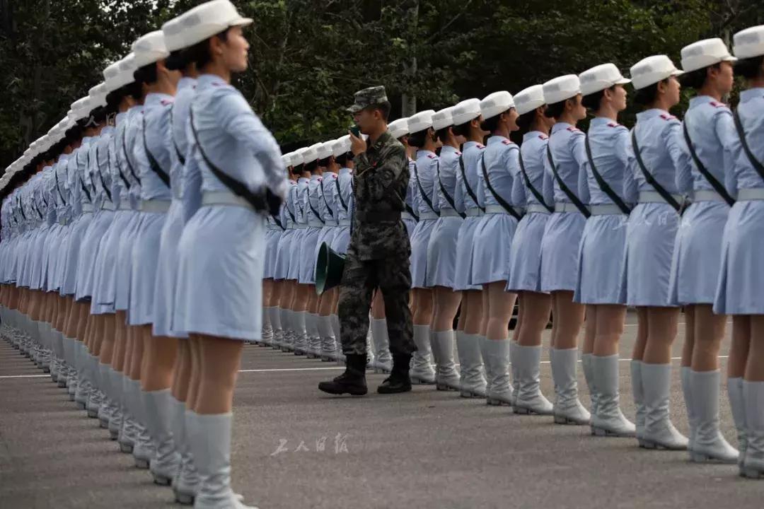 女民兵方隊踏正步亮相女民兵方隊踏正步亮相，新時代國防力量的獨特風采