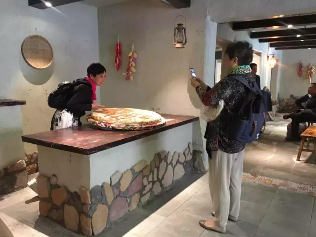 游客用手拿馕合影后放回去被怒斥游客不當(dāng)行為引發(fā)爭(zhēng)議，手拿馕合影后被怒斥
