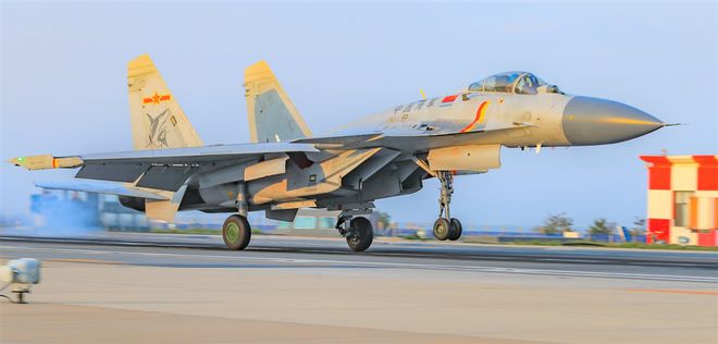 殲-15T殲-35等艦載機(jī)飛臨閱兵場艦載機(jī)殲-15T與殲-35飛臨閱兵場——展現(xiàn)中國海軍航空兵力量風(fēng)采