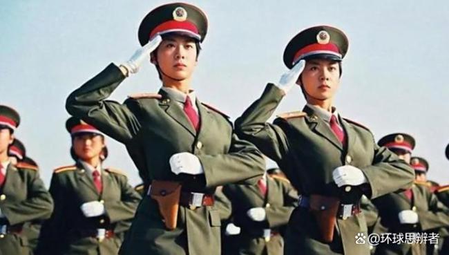 女民兵方隊亮相現(xiàn)場女民兵方隊亮相現(xiàn)場，颯爽英姿展現(xiàn)時代風(fēng)采