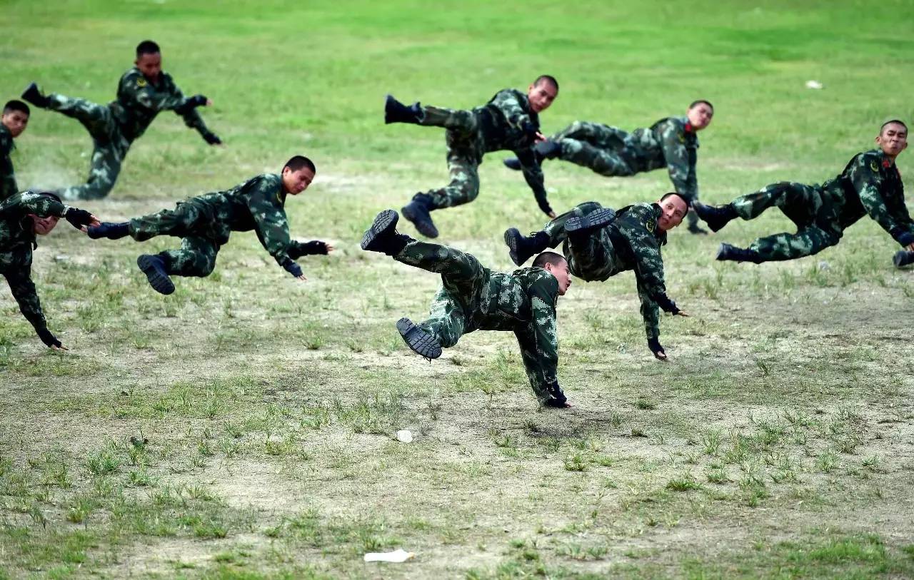 軍屬見證兒子亮相閱兵場軍屬見證兒子亮相閱兵場是一件非常榮耀和令人感動的事情。這不僅體現(xiàn)了兒子的優(yōu)秀表現(xiàn)和辛勤付出，也展現(xiàn)了軍屬對兒子的支持和鼓勵。