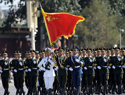 帶姥爺參軍照觀閱兵帶姥爺參觀閱兵，一段跨越時代的軍旅記憶