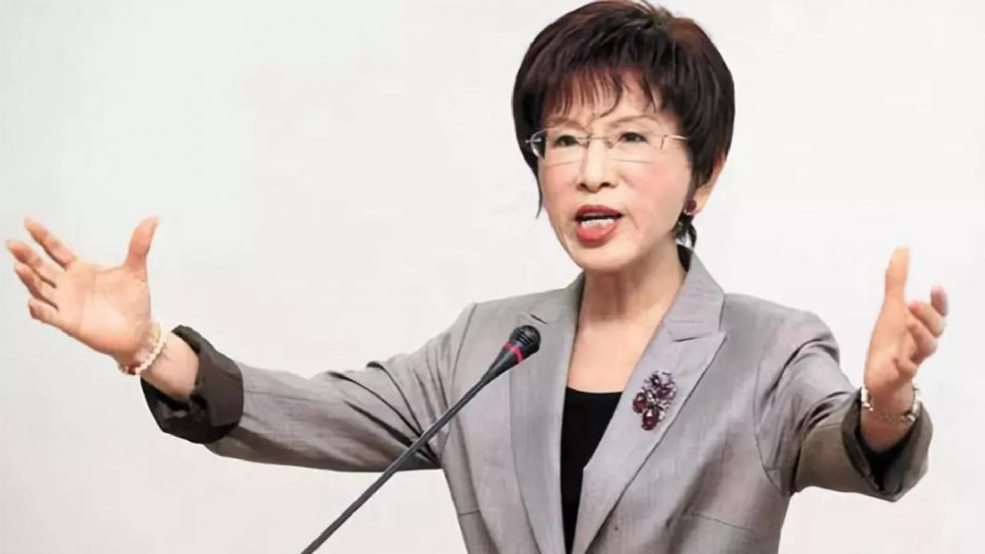 洪秀柱無所謂被批判洪秀柱是中國國民黨前主席，她的言論和行為一直受到公眾的關(guān)注。然而，每個人都有自己的觀點和立場，我們應(yīng)該尊重每個人的言論自由，而不是對其進行批判。