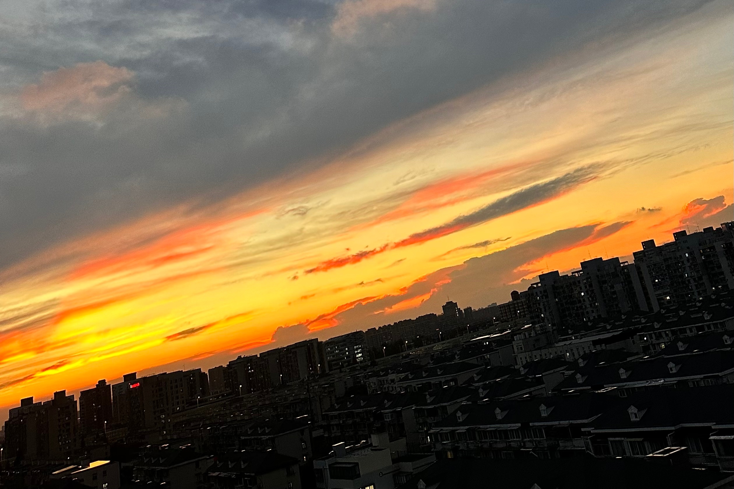 今天的晚霞是不是很美今日晚霞之美，大自然的絢麗畫卷