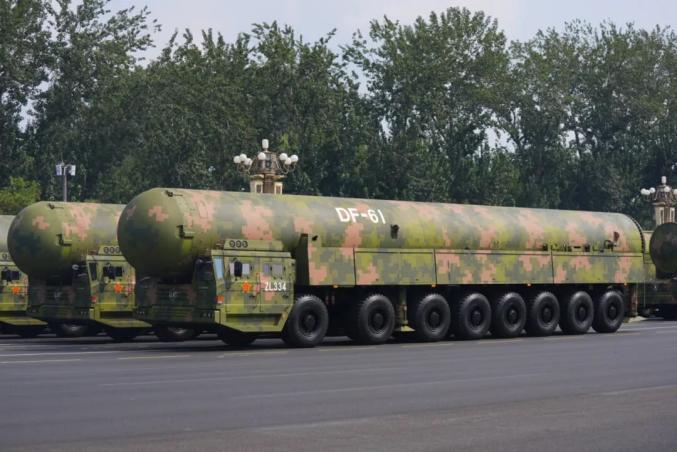 東風(fēng)-5C有多大?三輛軍車才能拉下東風(fēng)-5C導(dǎo)彈的尺寸與三輛軍車才能拉下的描述