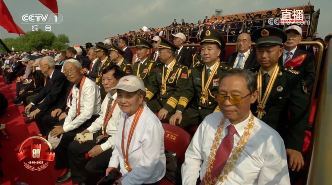 鐘南山佩戴“共和國勛章”觀禮鐘南山佩戴共和國勛章觀禮，榮耀與責任并存