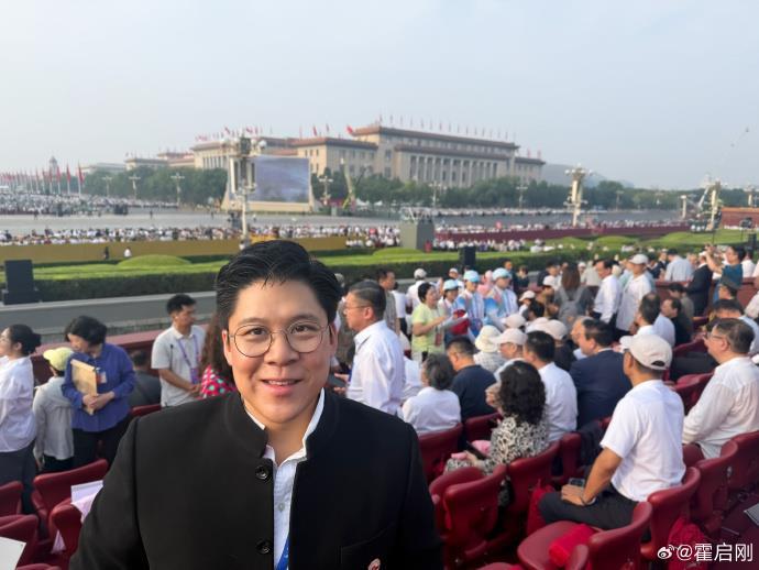 霍啟剛談?dòng)^看閱兵感受霍啟剛談?dòng)^看閱兵感受，震撼心靈的國(guó)家力量展示
