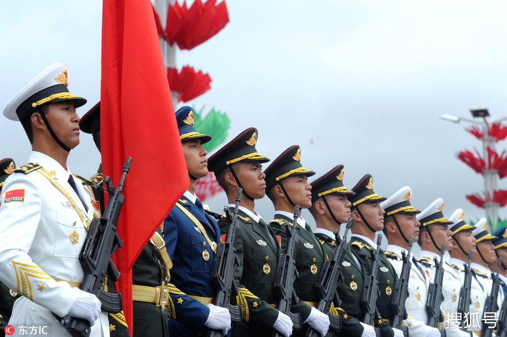 軍屬見證兒子亮相閱兵場軍屬見證兒子亮相閱兵場，榮耀時(shí)刻的感慨與驕傲
