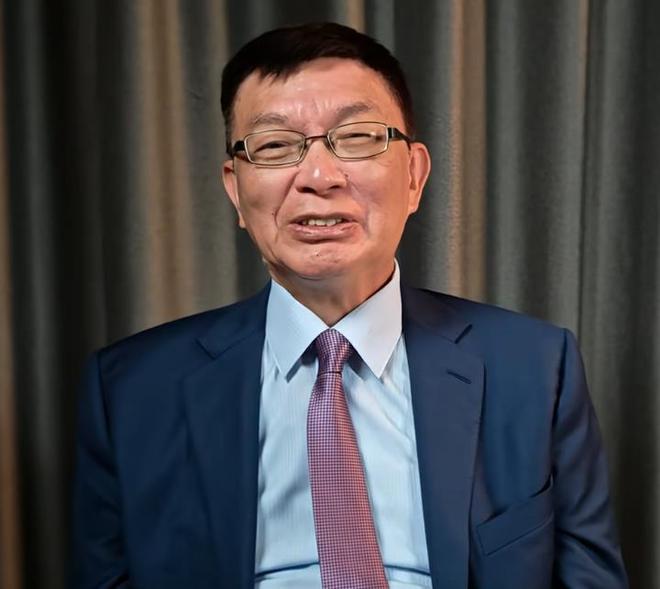 臺(tái)大教授苑舉正淚灑閱兵現(xiàn)場苑舉正教授在閱兵現(xiàn)場流淚的原因可能有很多，具體的原因可能因人而異?？赡艿脑虬▽?duì)國家和軍隊(duì)的深深熱愛，對(duì)國家和民族的自豪感和榮譽(yù)感，以及對(duì)和平的珍視等。此外，閱兵儀式本身所展現(xiàn)出的莊重、肅穆和震撼的氛圍也可能讓教授深受感動(dòng)。