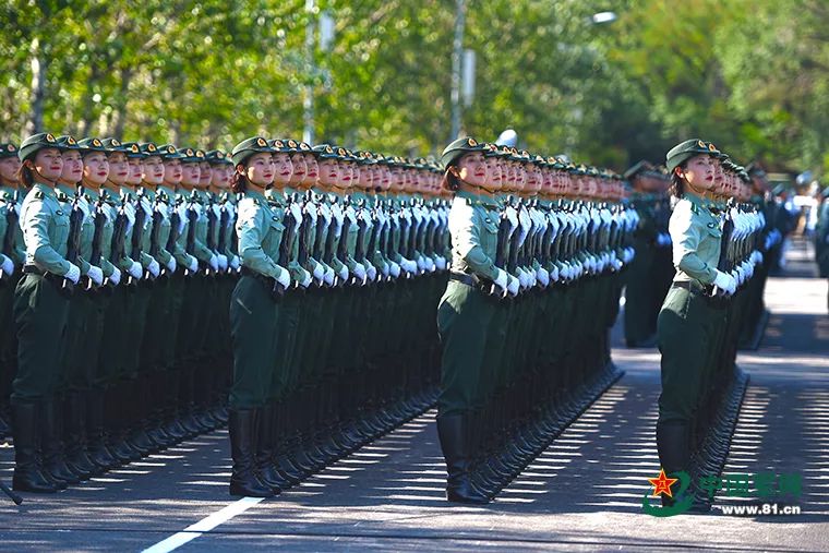 大四女生參與民兵方隊(duì)亮相閱兵大四女生參與民兵方隊(duì)亮相閱兵，青春榮耀的見(jiàn)證
