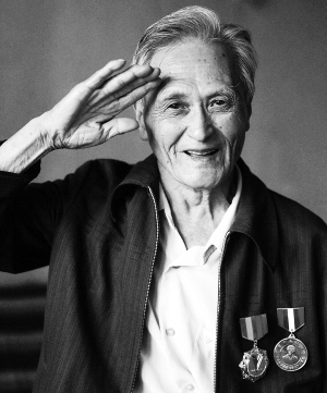 102歲老兵ICU看閱兵后安詳離世生命的榮光，一位102歲老兵的榮光時刻與安詳離世
