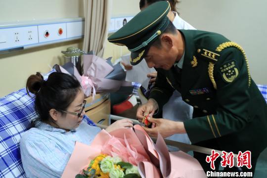 軍嫂盯著徒步方隊(duì)找丈夫迷糊了軍嫂徒步方隊(duì)尋找丈夫，迷霧中的堅(jiān)守與深情