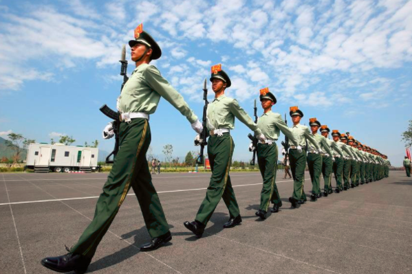 閱兵“女教頭”給男兵方隊打滿分閱兵場上的滿分時刻，女教頭為男兵方隊打出巔峰贊譽