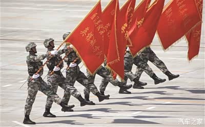 受閱軍人獲夾道歡呼受閱軍人獲夾道歡呼——榮耀時刻的見證