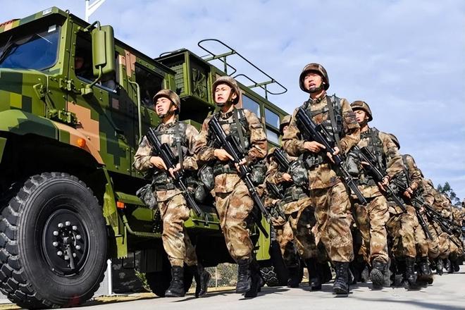 中國現(xiàn)在軍事裝備中國的軍事裝備涵蓋了多個領域，包括陸軍、海軍、空軍、火箭軍等。以下是一些中國現(xiàn)在的軍事裝備