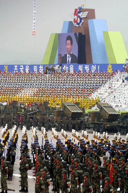 韓國(guó)的閱兵式視頻關(guān)于韓國(guó)的閱兵式視頻，可以在各大視頻網(wǎng)站或社交媒體平臺(tái)上搜索相關(guān)關(guān)鍵詞，如韓國(guó)閱兵式、韓國(guó)國(guó)慶閱兵等，會(huì)有很多相關(guān)的視頻出現(xiàn)。