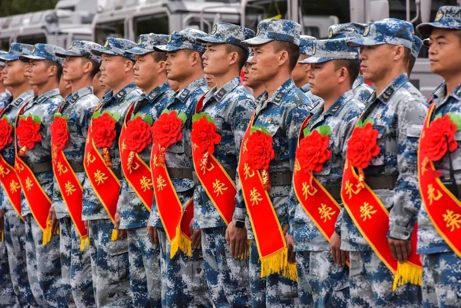 受閱官兵歸來受閱官兵歸來，榮耀與責(zé)任的延續(xù)