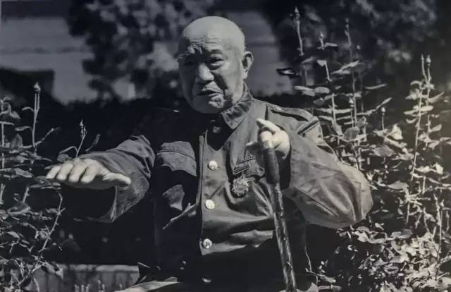起立鼓掌敬抗戰(zhàn)老兵致敬抗戰(zhàn)老兵，起立鼓掌，銘記英雄