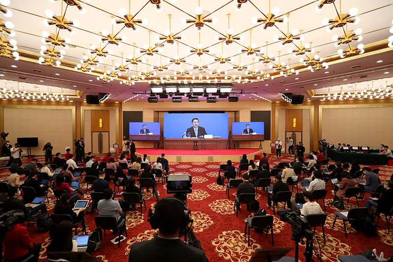 “中國(guó)排面”再現(xiàn)人民大會(huì)堂人民大會(huì)堂是中國(guó)政治活動(dòng)的重要場(chǎng)所，多次見證重大歷史時(shí)刻。在人民大會(huì)堂舉辦的各種活動(dòng)，往往具有極高的政治意義和社會(huì)關(guān)注度。因此，中國(guó)排面再現(xiàn)人民大會(huì)堂，意味著中國(guó)在政治、文化等領(lǐng)域取得了重要成就，展示了中國(guó)的實(shí)力和影響力。