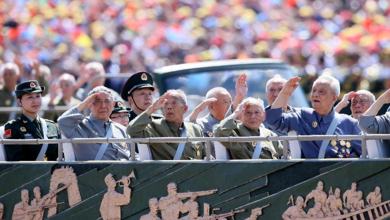 老兵看大閱兵老兵看大閱兵是一種充滿自豪和感動的體驗(yàn)。他們看到的是國家的進(jìn)步和強(qiáng)大，是軍隊(duì)的發(fā)展和壯大，更是自己曾經(jīng)的付出和奉獻(xiàn)得到了回報。
