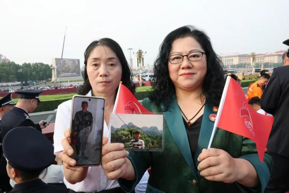 她替兒子現(xiàn)場(chǎng)觀禮九三閱兵她替兒子現(xiàn)場(chǎng)觀禮九三閱兵，一位母親的驕傲與感動(dòng)