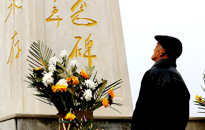 老人將電視正對(duì)烈士墓碑播閱兵老人堅(jiān)持將電視正對(duì)烈士墓碑播閱兵，彰顯敬仰之情
